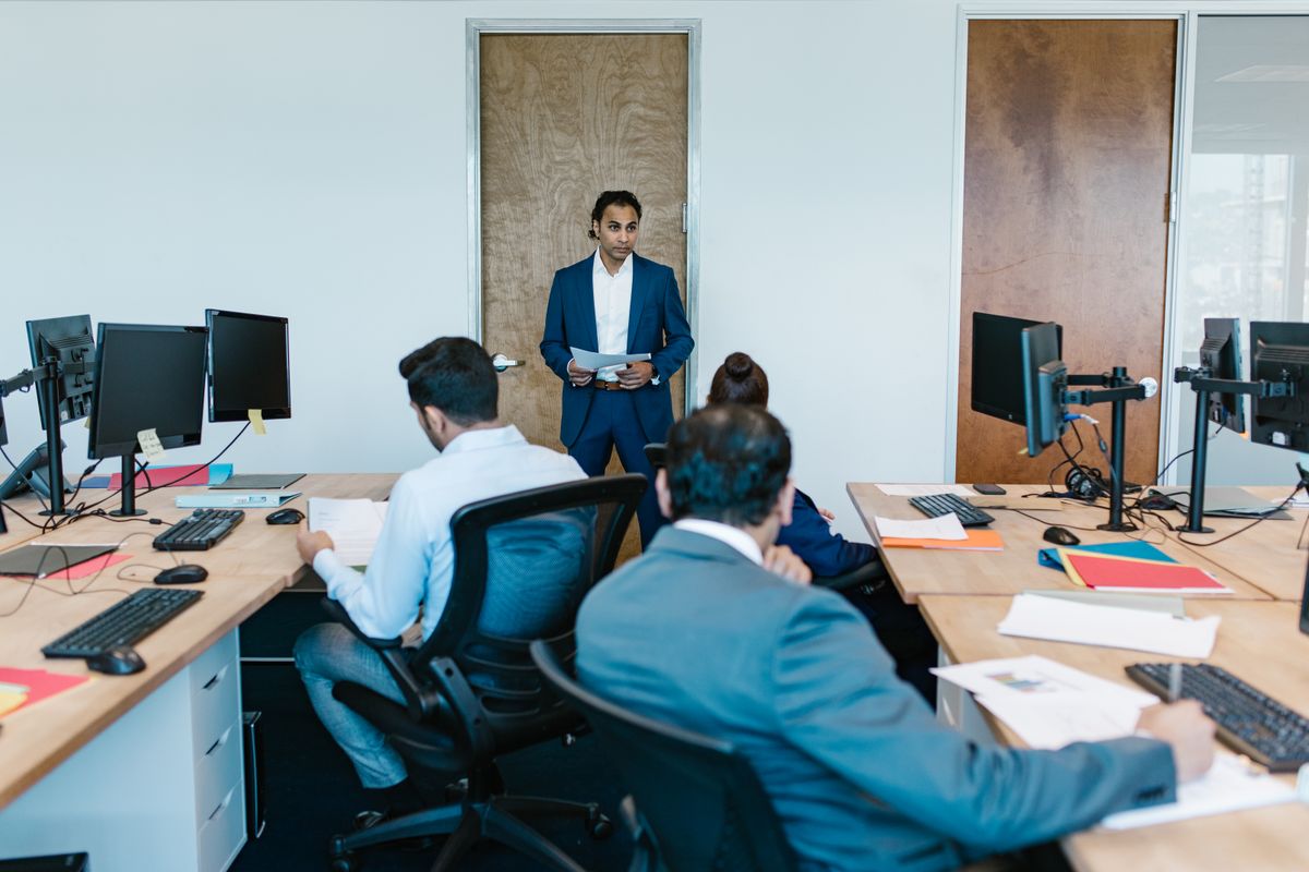 Réunion d'affaires avec équipe diversifiée dans un espace de bureau moderne discutant de projets