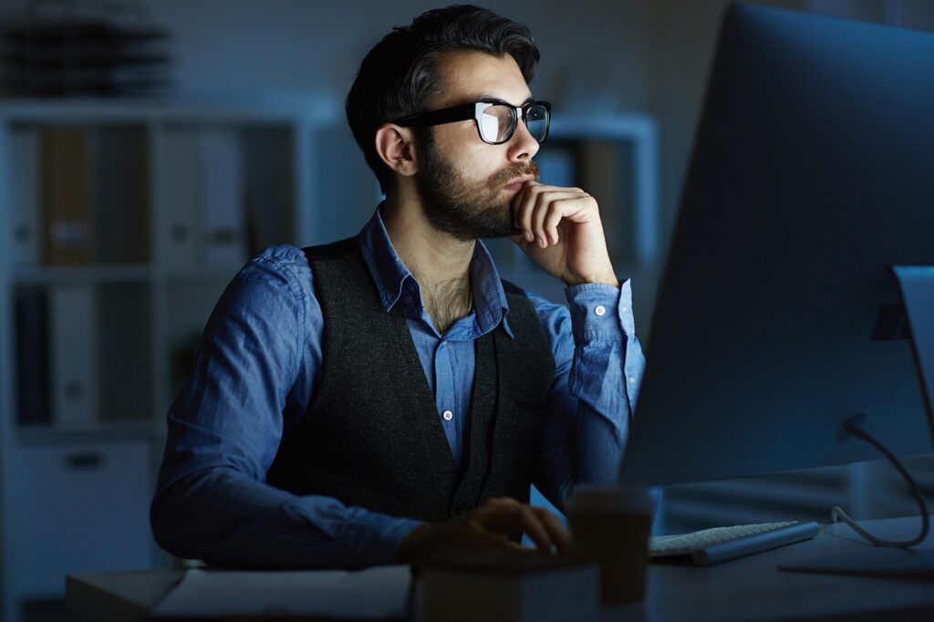 Professionnel travaillant dans un environnement de bureau moderne et contemporain.