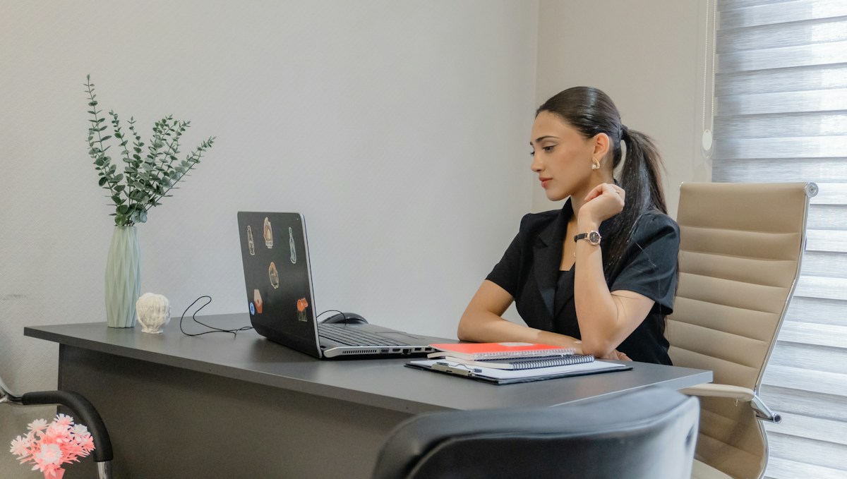 Femme travaillant sur un ordinateur portable à un bureau.
