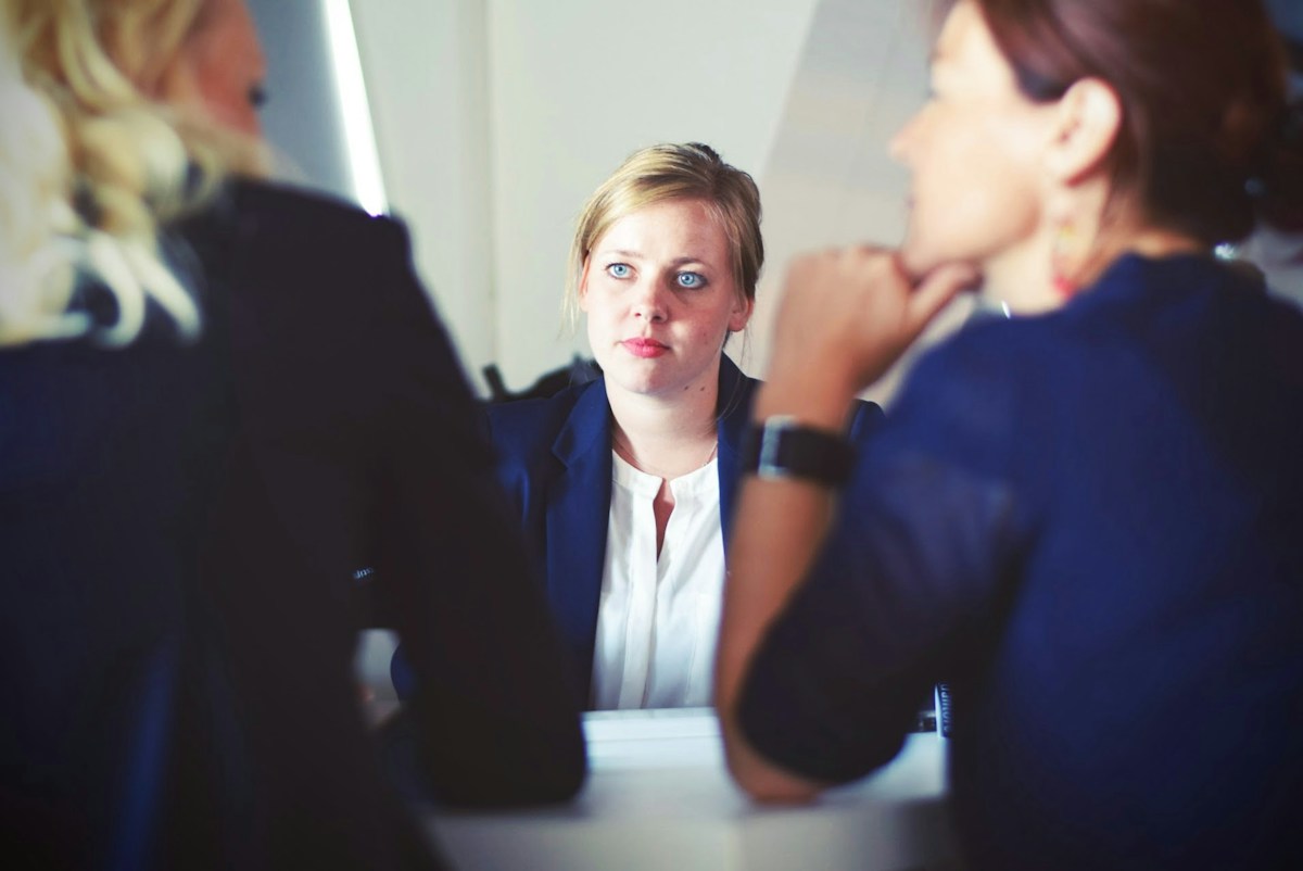 Trois femmes professionnelles assises à côté d'une table