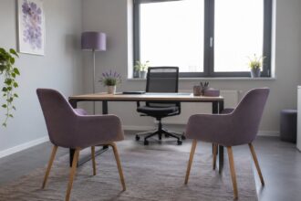 Deux chaises vides face à face dans un bureau minimaliste avec lumière naturelle douce.