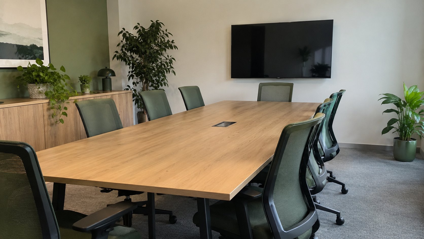 Salle de réunion vide avec table en bois clair et chaises disposées