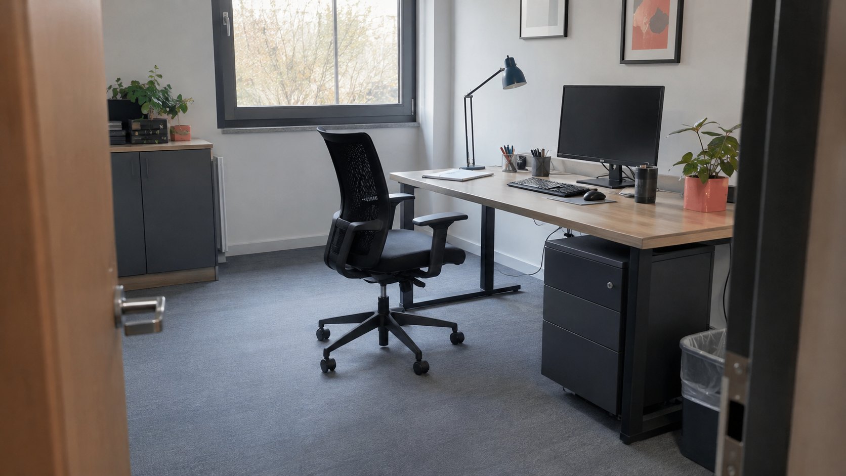 Plan large d'un bureau vide avec chaise écartée et équipements en place